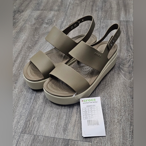 CROCS Shoes - Crocs Women's Brooklyn Low Wedge Sandals - Size 8 *NWT*